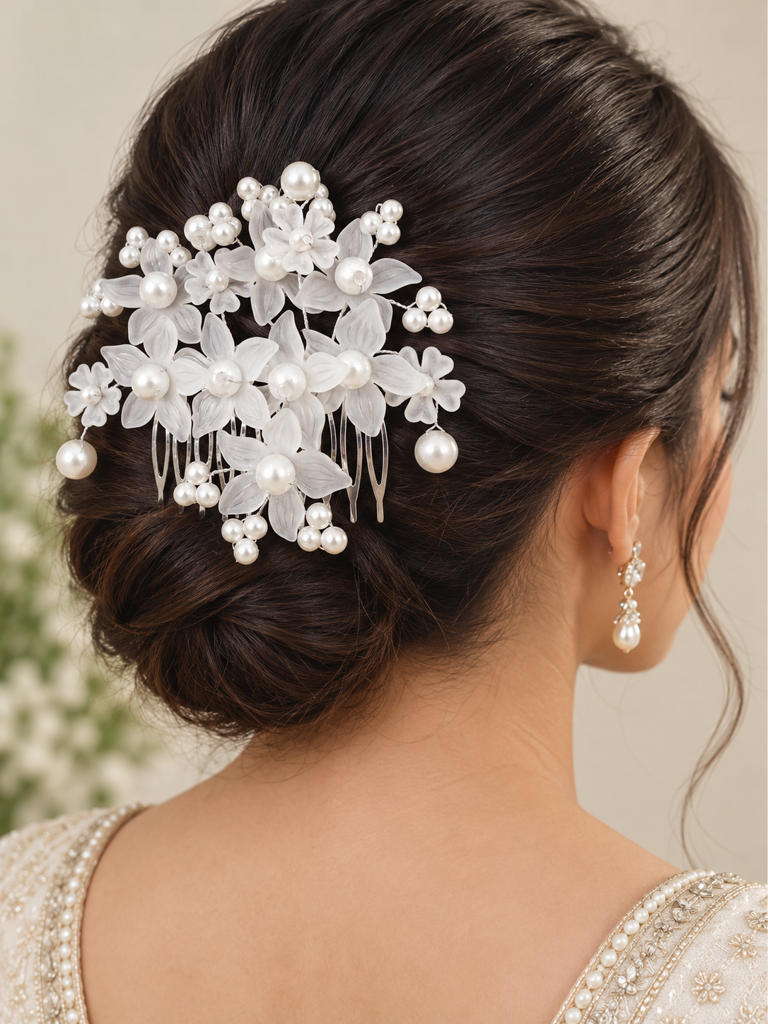 Pearl floral bridal hair comb – artificial flower and pearl-style detail