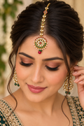 Multicolor Kundan maang tikka with pearl and bead details