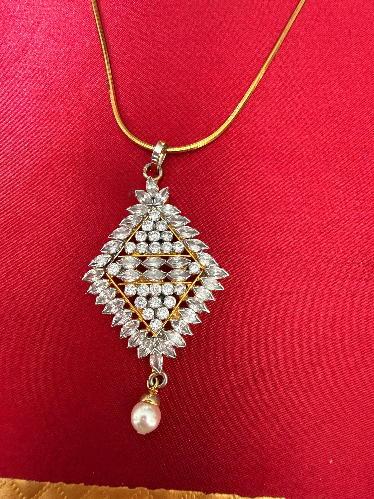 Gold-tone crystal and pearl drop pendant necklace – pendant detail