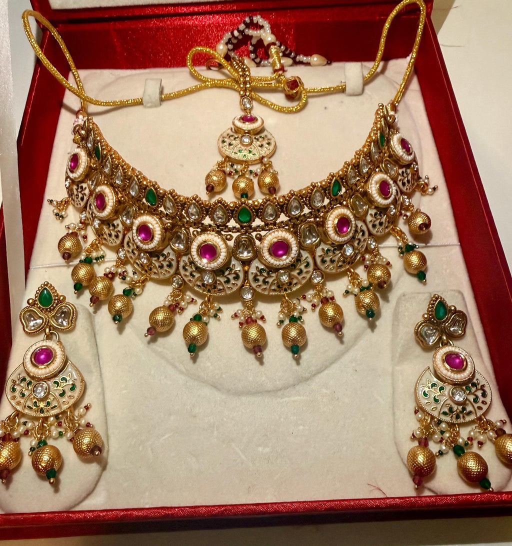 Gold-tone Kundan bridal choker set – matching earrings and maang tikka detail