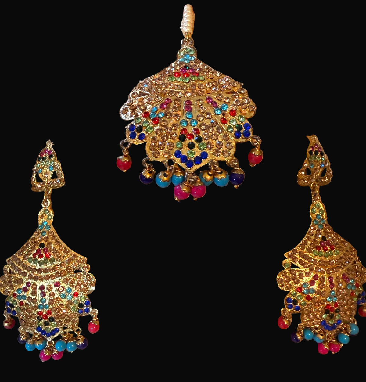 Multicolor Kundan-style maang tikka and earring set display